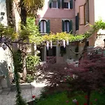卡萨波卡希尼酒店 *